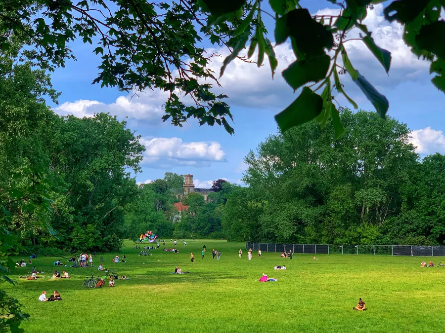 Ziegelwiese an der Saale in Halle an einem Sommertag